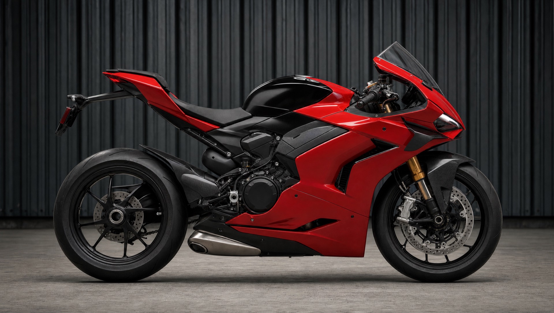 Moto sportive carénée rouge et noire vue de profil dans un atelier.
